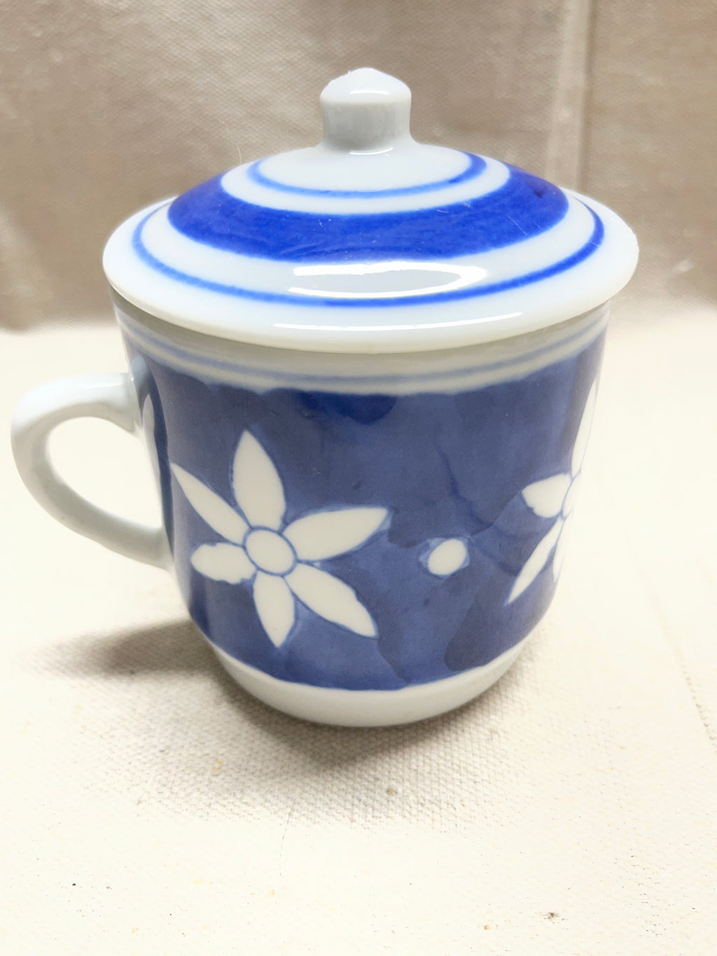 Williams-Sonoma Grande Cuisine blue and white lidded tea cup and 4 saucer set.