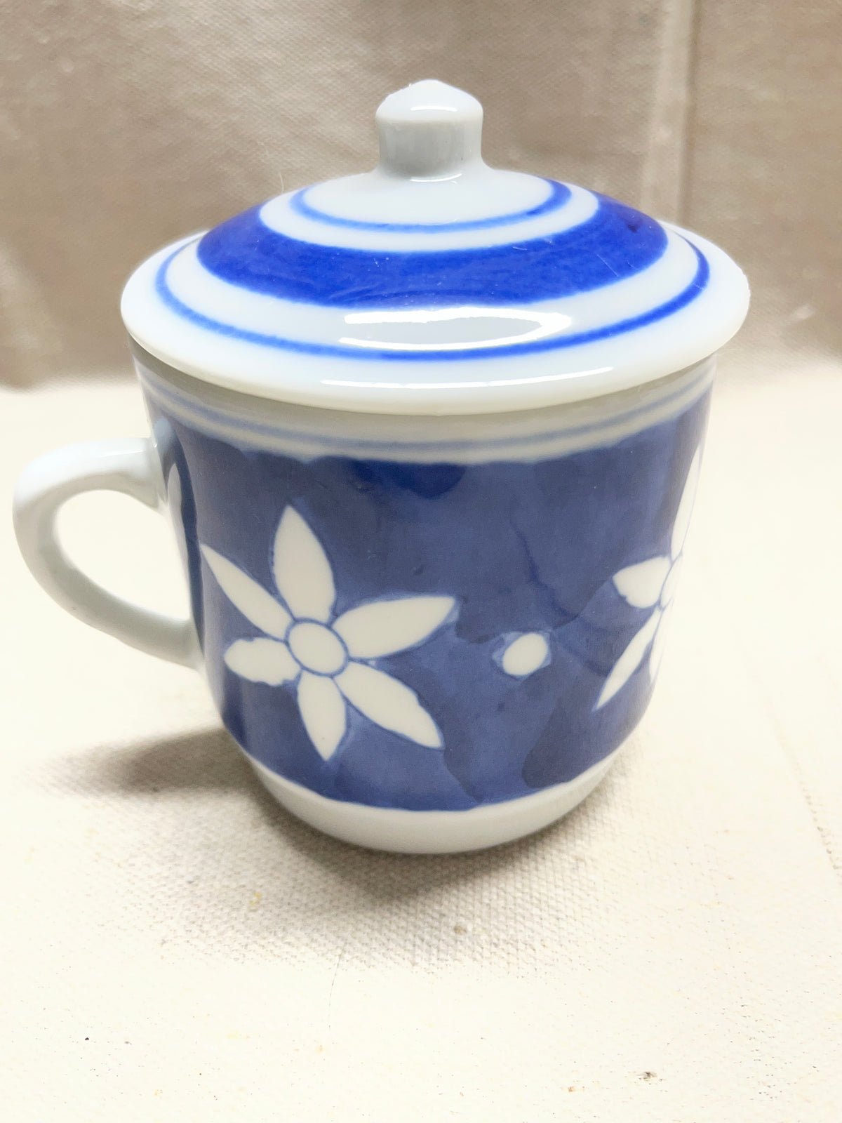 Williams-Sonoma Grande Cuisine blue and white lidded tea cup and 4 saucer set.