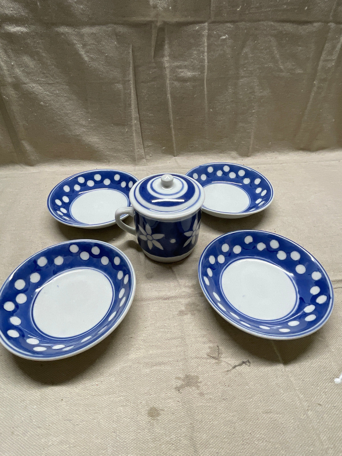 Williams-Sonoma Grande Cuisine blue and white lidded tea cup and 4 saucer set.