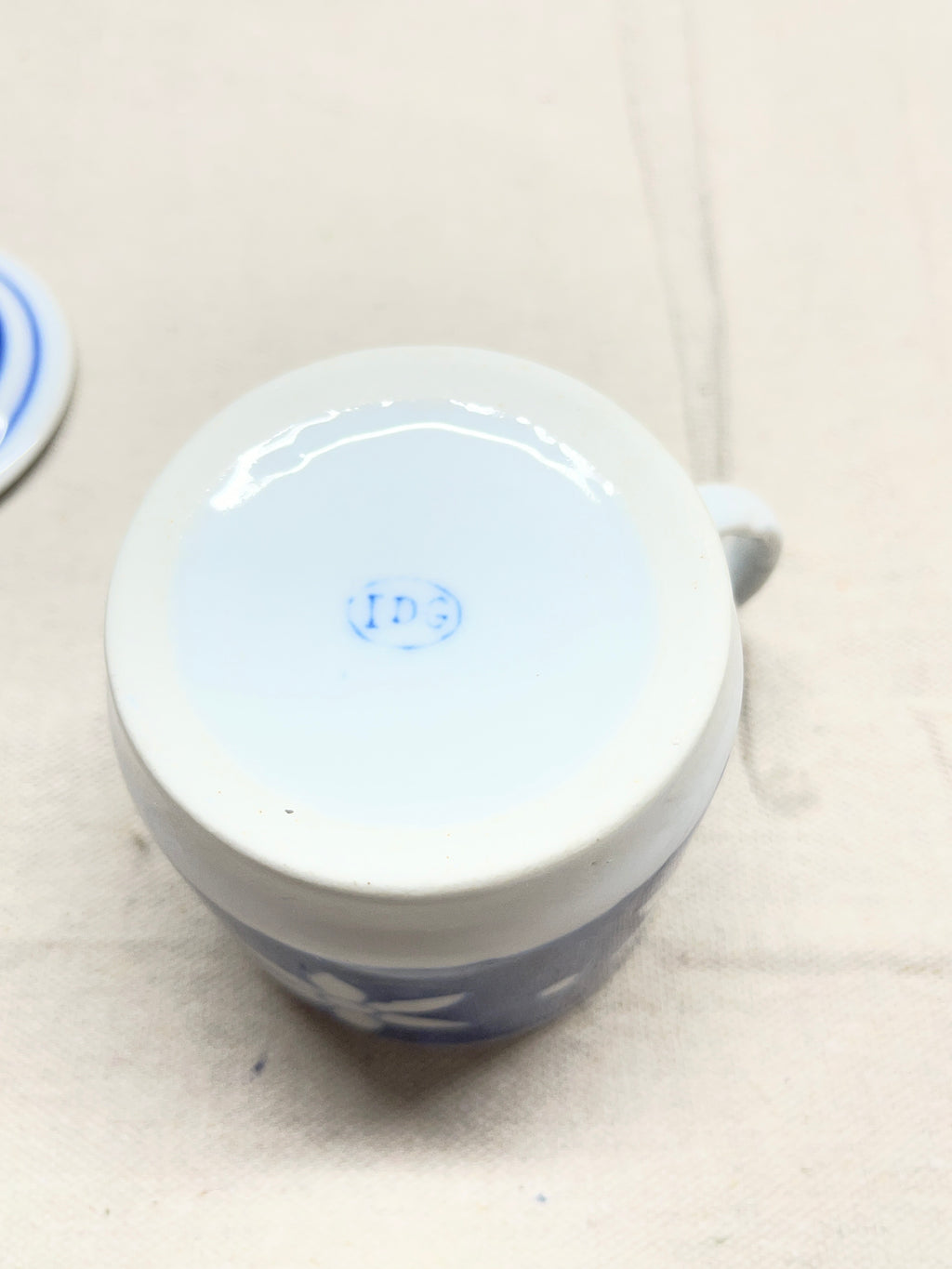 Williams-Sonoma Grande Cuisine blue and white lidded tea cup and 4 saucer set.