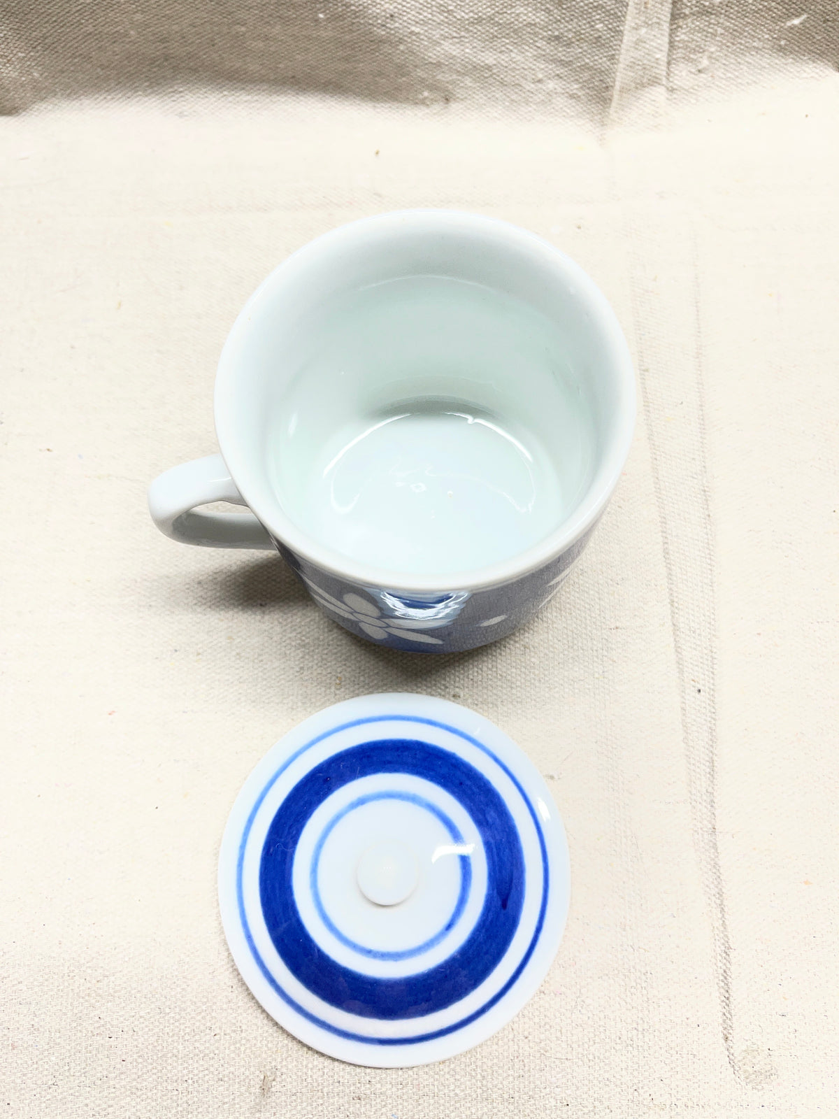 Williams-Sonoma Grande Cuisine blue and white lidded tea cup and 4 saucer set.